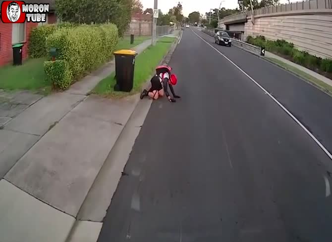 Video :A driver purposefully strikes a cyclist